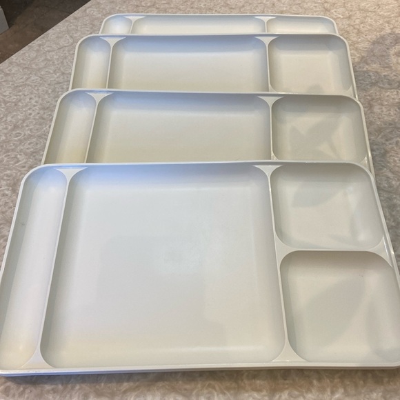 Set of vintage Tupperware mugs and divided trays - Picture 2 of 6